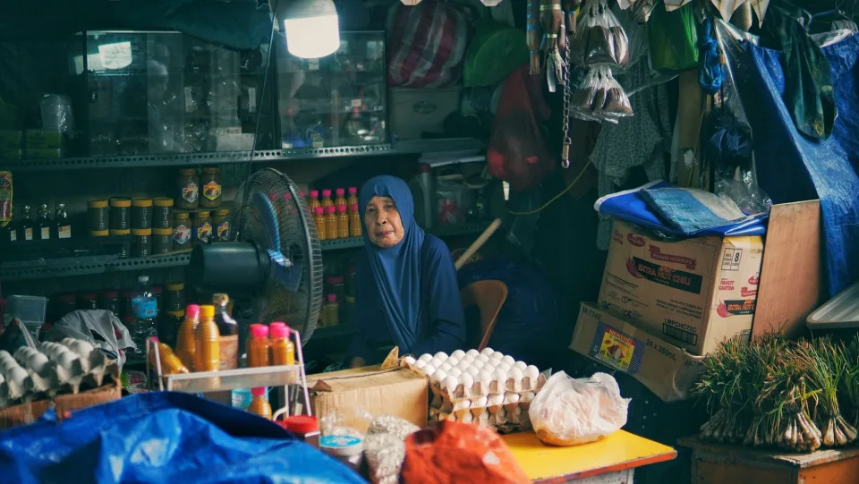Khách đang chọn hàng